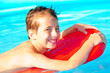 Junge mit Schwimmbrett