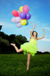 Photo en ligne au meilleur prix Woman holding bunch of colorful air balloons