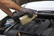 Öl nachgiessen beim Motor in der Werkstatt Öl nachgiessen beim Motor in der Werkstatt