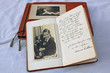 Alte Baby- und Kinderfotos auf alten Foto- und Poesiealben