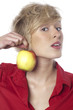 jeune femme boucle d'oreille pomme