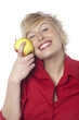 jeune femme souriante avec une pomme