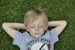 enfant allongé dans l'herbe enfant allongé dans l'herbe