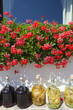 Bottiglie di grappa in macerazione