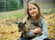 Foto: Mädchen mit zicklein Mädchen mit zicklein