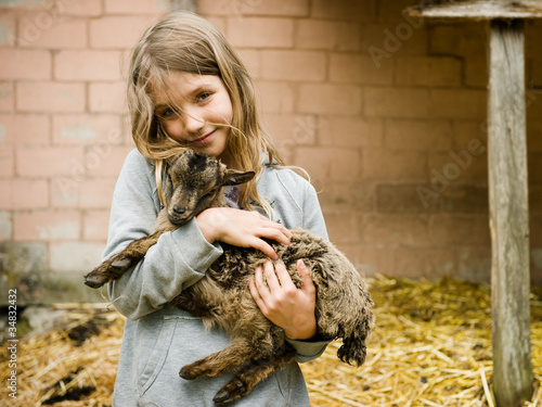 Photo: Mädchen mit kleine Ziege Mädchen mit kleine Ziege