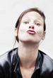 jeune femme frivole donnant un baiser