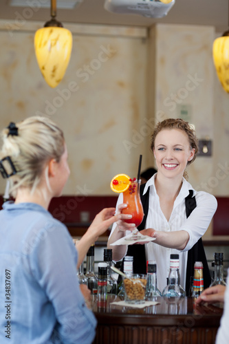 Foto: frau bekommt cocktail in der bar frau bekommt cocktail in der bar