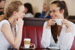 Foto: lachende freundinnen im café lachende freundinnen im café