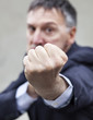homme d'affaires poing levé agressif