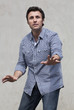 Photo: homme recul peur prudence homme recul peur prudence