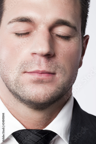 Photo: homme d'affaires yeux fermés réflexion méditation homme d'affaires yeux fermés réflexion méditation