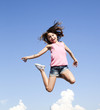 Saut en l’air de fillette athlétique