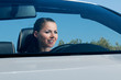 Frau fährt Auto