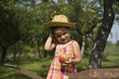 Enfant tenant une pomme dans la main en pleine campagne
