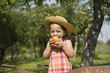 Jeune fille croquant dans une pomme