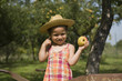 Portrait d'une jeune fille tenant une pomme