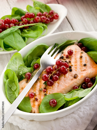 Foto: grilled salmon with redcurrants and fresh spinach grilled salmon with redcurrants and fresh spinach