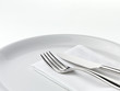 Foto: Besteck mit Serviette auf Teller Besteck mit Serviette auf Teller