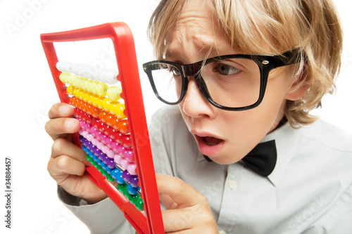 Foto: Young boy with abacus toy calculator Young boy with abacus toy calculator