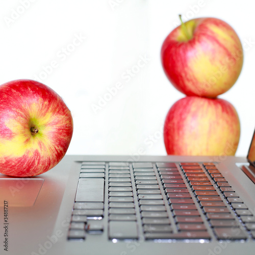Foto: Äpfel und Laptop Äpfel und Laptop