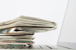 Foto: Zeitungen und Laptob Zeitungen und Laptob