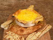 rustikaler Ofenkäse mit Fladenbrot
