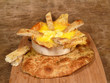 rustikaler Ofenkäse mit Fladenbrot
