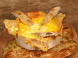 rustikaler Ofenkäse mit Fladenbrot