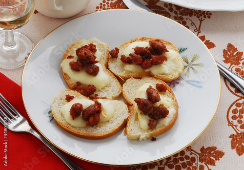 Photo: Bocadillos de queso y salchicha Bocadillos de queso y salchicha