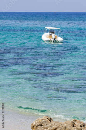 Photo: Barca a motore nel mare blu Barca a motore nel mare blu