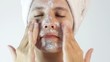 Joven aplicando crema para cuidado facial HD1080