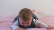 bébé se redresse