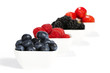 blaubeeren in einer schale vor anderen beeren