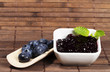 blaubeeren marmelade neben heidelbeeren auf einer schaufel