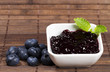 blaubeeren marmelade neben heidelbeeren