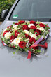 Blumenschmuck auf Hochzeitsauto Blumenschmuck auf Hochzeitsauto