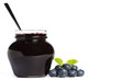 marmeladenglas mit blaubeeren, löffel und melisse