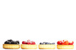 reihe gezuckerte waldbeeren in tartelette kuchen