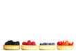 reihe tartelette kuchen mit waldbeeren