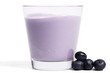 milchshake mit heidelbeeren auf weissem hintergrund