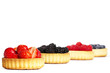 erdbeeren auf tartelette kuchen vor anderen beeren
