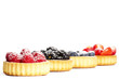 gezuckerte himbeeren auf tartelette kuchen