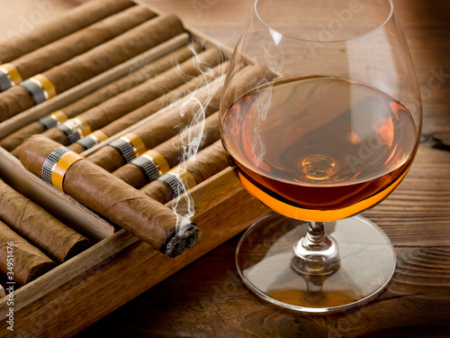 Photo : cuban cigar and cognac on wood background cuban cigar and cognac on wood background