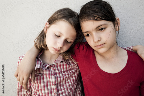 Photo: deux jeunes gamines tristesse deux jeunes gamines tristesse