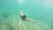 ragazza nuota sott'acqua