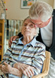 Alte Dame und Sohn im Pflegeheim (Alzheimer) Alte Dame und Sohn im Pflegeheim (Alzheimer)