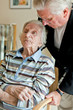 Alte Dame und Sohn im Pflegeheim (Alzheimer) Alte Dame und Sohn im Pflegeheim (Alzheimer)