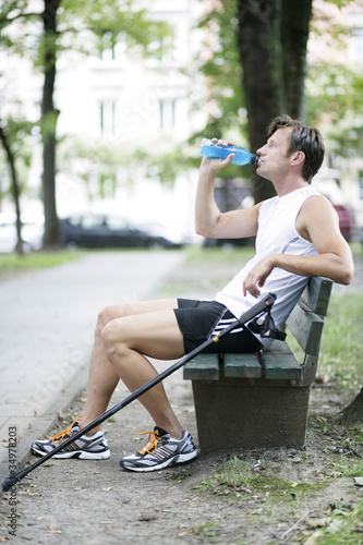 Foto: Sportler macht Pause Sportler macht Pause