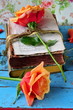 Rosen und antike Bücher